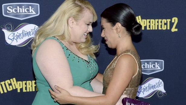 Rebel Wilson und Hana Mae Lee auf der Premiere von „Pitch Perfect 2“.