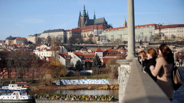 Blick auf die Prager Burg und die Moldau von einer Brücke aus.