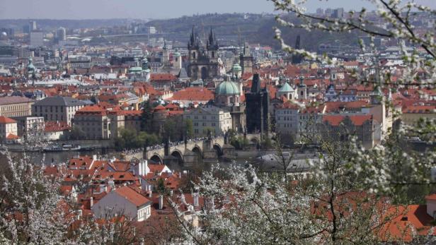 Blick über Prag mit der Karlsbrücke und der Teynkirche im Hintergrund.