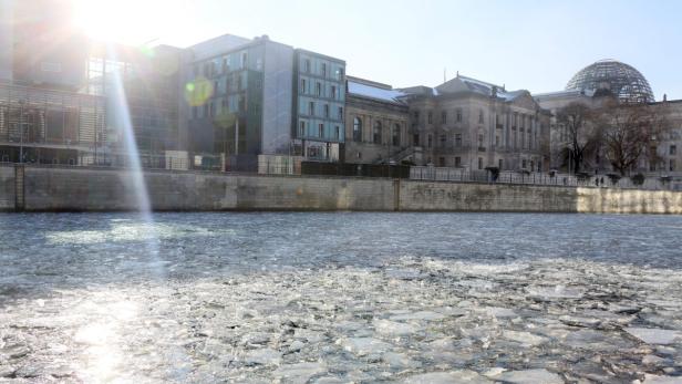 Eisschollen treiben auf der Spree vor dem Reichstagsgebäude in Berlin.