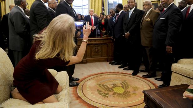 Weißes Haus: Trump-Beraterin kniet mit Schuhen auf Sofa