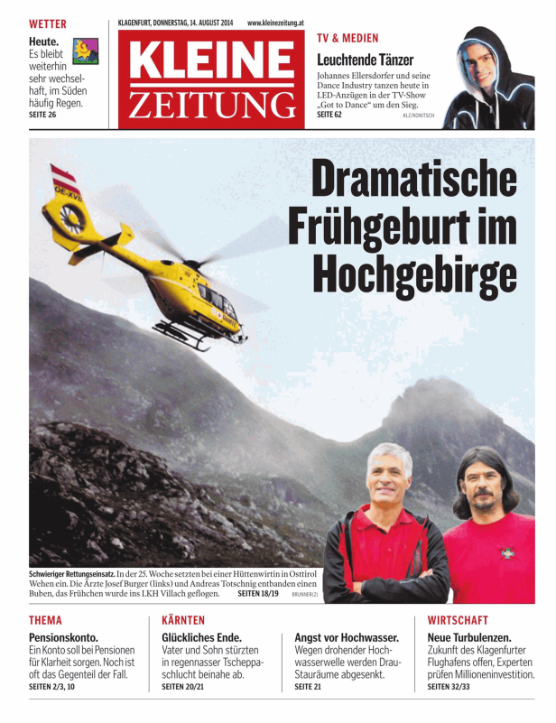 Ein gelber Rettungshubschrauber fliegt über eine Berglandschaft.