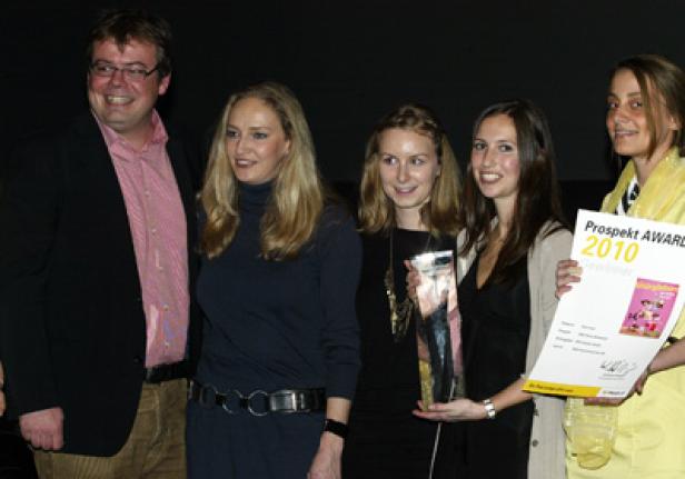 Eine Gruppe von Personen posiert mit dem „Prospekt Award 2010“.