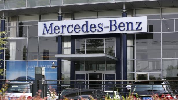 Ein Mercedes-Benz Autohaus mit dem Schriftzug der Marke.