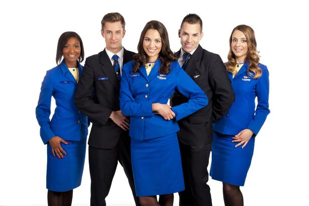 Eine Gruppe von Flugbegleitern in blauen Uniformen posiert für ein Foto.