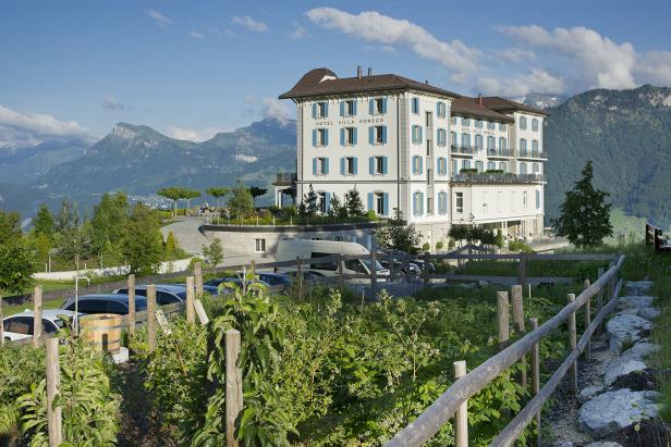 Das Hotel Villa Honegg thront vor einer malerischen Bergkulisse.