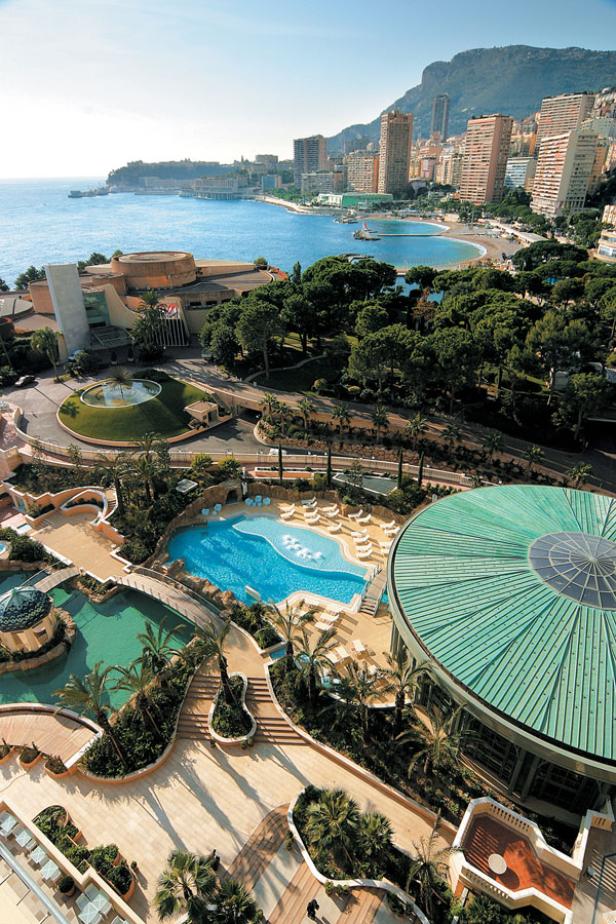 Ein Panoramablick auf Monaco mit einem Hotelpool im Vordergrund und dem Mittelmeer im Hintergrund.
