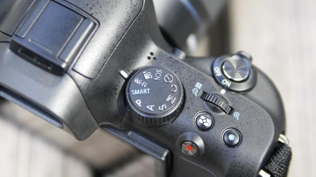 Test: Samsung-Kamera NX20 funkt Fotos per WLAN