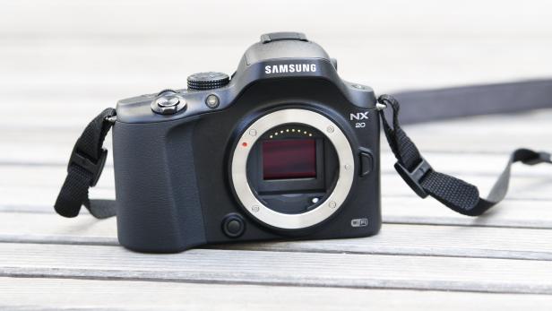 Test: Samsung-Kamera NX20 funkt Fotos per WLAN