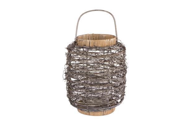 Eine dekorative Laterne aus Holz und Zweigen mit einem Glasbehälter im Inneren.