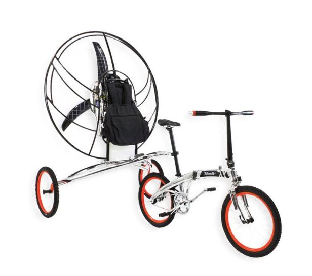 Ein motorisiertes Dreirad mit Propeller und Fallschirm zum Fliegen.