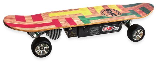 Ein elektrisches Skateboard mit einem farbenfrohen Holzdeck.