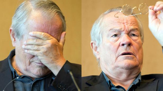 Regisseur Peter Stein Ein älterer Mann hält seine Brille hoch, während er auf der linken Seite sein Gesicht verdeckt.