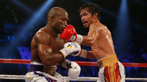 Manny Pacquiao schlägt Timothy Bradley während eines Boxkampfes.