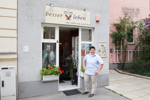 Eine Frau steht vor dem Eingang des Geschäfts „besser leben“ in Wien.
