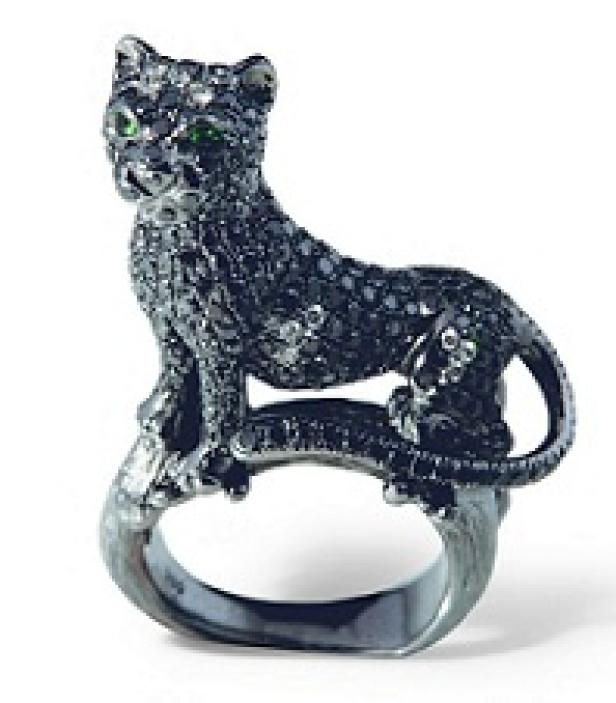Ein Ring in Form eines schwarzen Panthers mit grünen Augen.