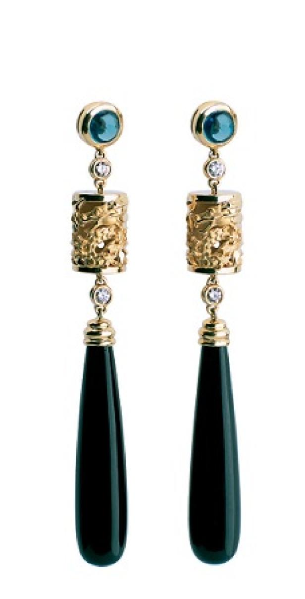 Zwei goldene Ohrringe mit blauen und schwarzen Anhängern.