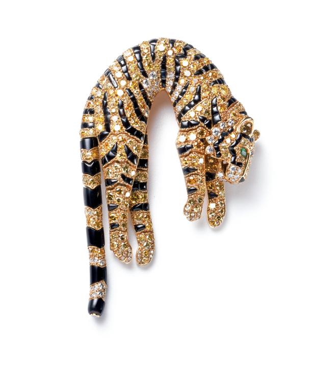 Eine Tigerbrosche mit gelben und weißen Diamanten auf einem weißen Hintergrund.