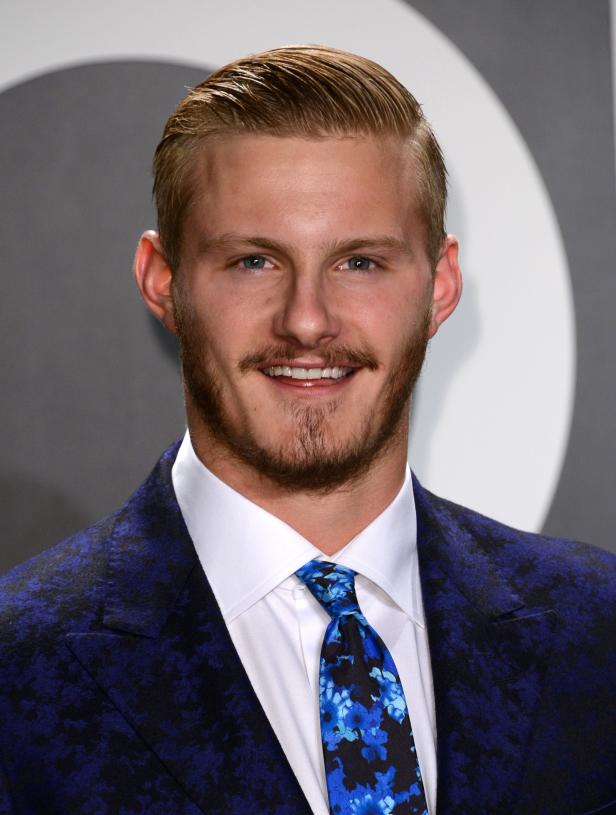 Alexander Ludwig trägt einen blauen Anzug und eine blaue Krawatte.