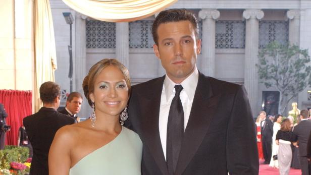 Jennifer Lopez und Ben Affleck posieren auf dem roten Teppich.