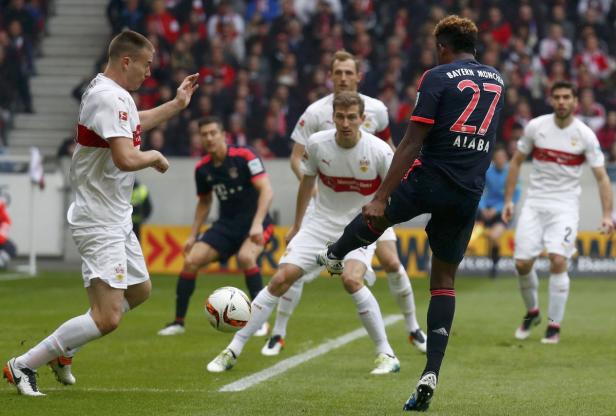 David Alaba (Bayern München) schießt den Ball während eines Fußballspiels.