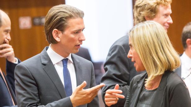 Sebastian Kurz im Gespräch mit einer Frau.