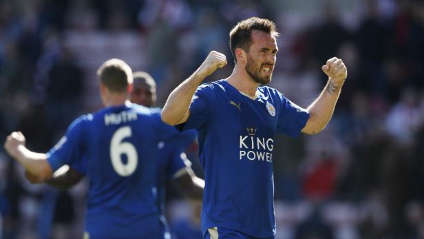 Ein Fußballspieler von Leicester City jubelt mit geballten Fäusten.
