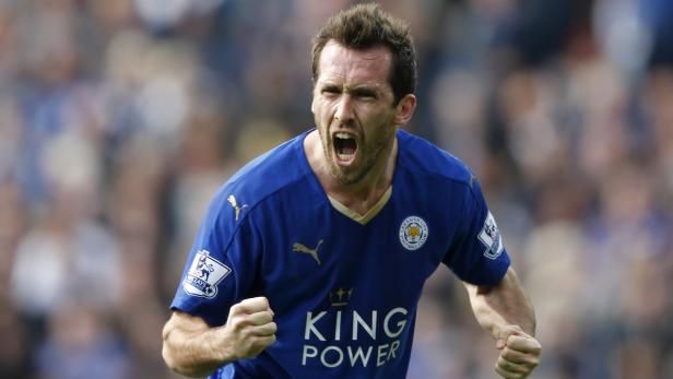 Ein Fußballspieler von Leicester City jubelt mit geballten Fäusten.