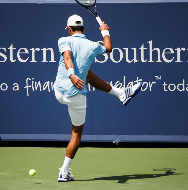 USA TENNIS WESTERN AND SOUTHERN OPEN Ein Tennisspieler schlägt einen Ball auf einem Tennisplatz.