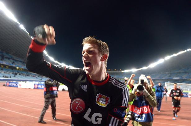 Ein jubelnder Fußballspieler von Bayer Leverkusen auf dem Rasen.