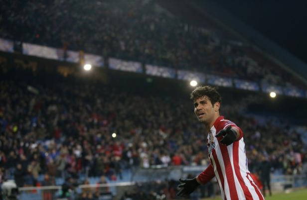 Diego Costa gestikuliert während eines Fußballspiels vor einer Zuschauermenge.