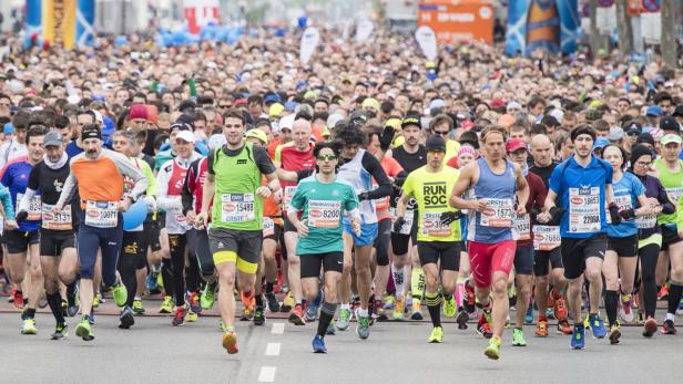 Eine große Menschenmenge nimmt an einem Marathonlauf teil.