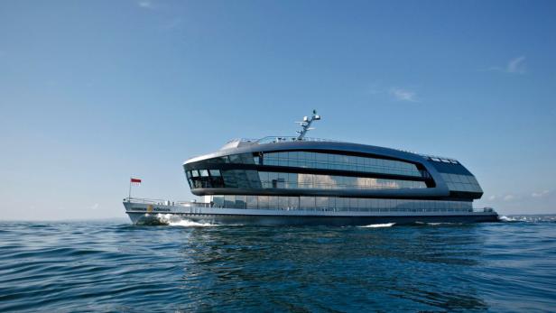 Das Schiff „Sonnenkönigin“ fährt auf einem See unter blauem Himmel.