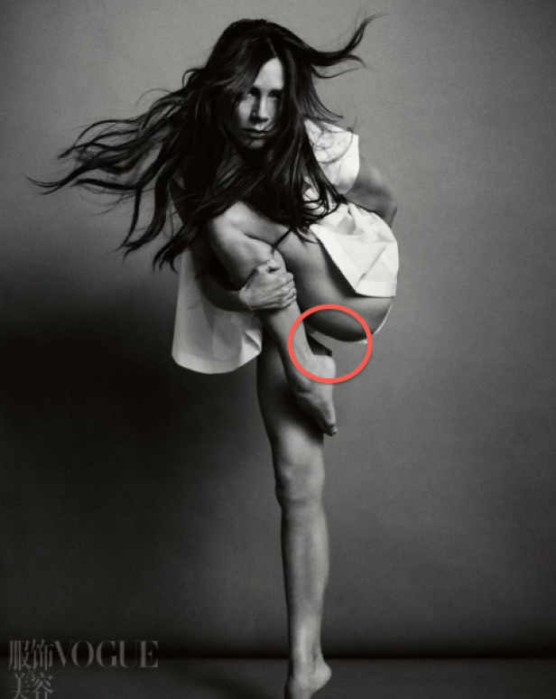 Schwarz-Weiß-Porträt von Victoria Beckham in einem weißen Kleid, die ihre Beine umarmt.