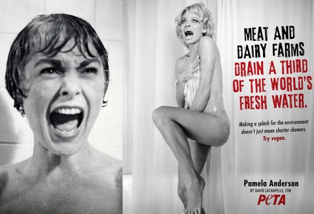 Eine PETA-Kampagne mit Pamela Anderson, die eine Duschszene aus dem Film „Psycho“ nachstellt, um auf den Wasserverbrauch der Fleischindustrie aufmerksam zu machen.