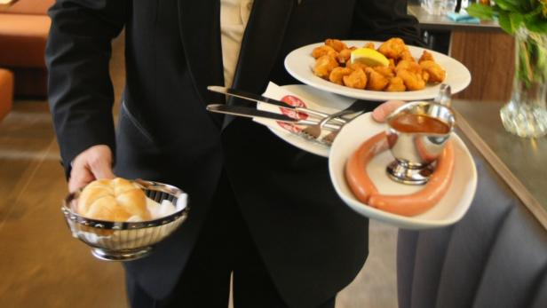 Nach sechswöchigbauphasuphase hat das Wiener Traditionscafe Hummel auf der Josefstätterstrasse wieder geöffnet; Kellner