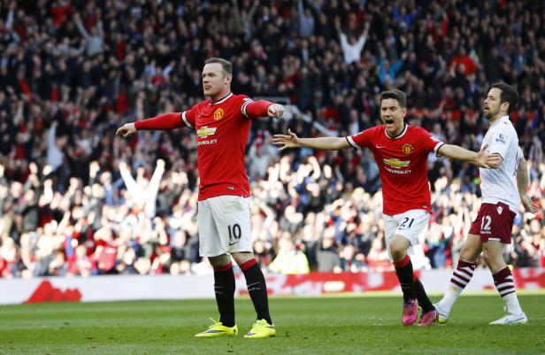 Wayne Rooney und Ander Herrera jubeln auf dem Spielfeld vor einer Zuschauermenge.