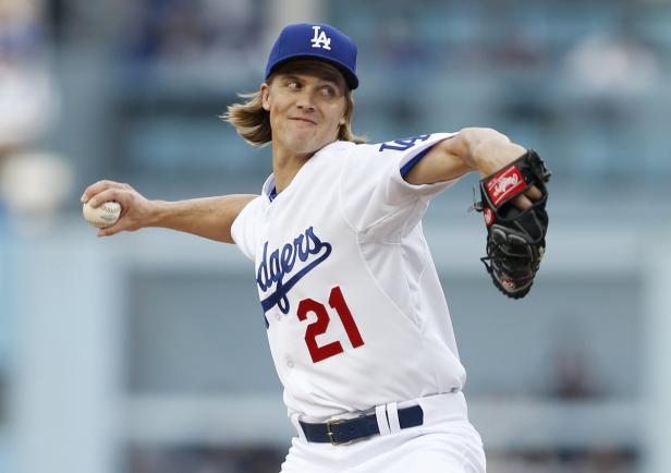 Ein Baseballspieler der Los Angeles Dodgers wirft einen Ball.