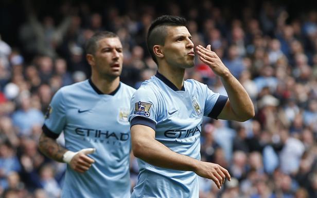 Sergio Agüero schickt einen Kuss in Richtung der Zuschauermenge.
