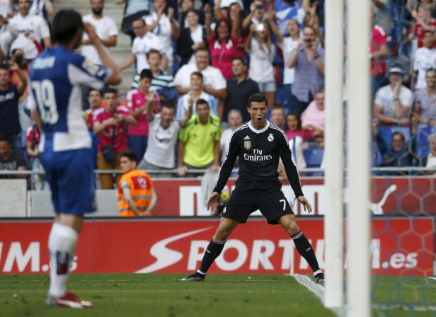 Cristiano Ronaldo jubelt auf dem Fußballfeld vor einer Zuschauermenge.