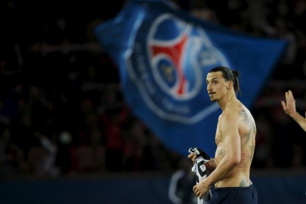 Zlatan Ibrahimović steht mit freiem Oberkörper auf dem Fußballfeld.