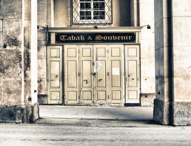 Ein Tabak- und Souvenirladen in den Domboegen.