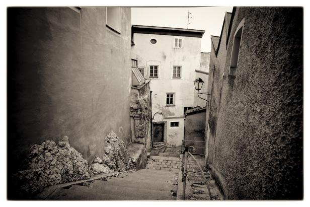 Eine steile Treppe führt zwischen alten Häusern hindurch.