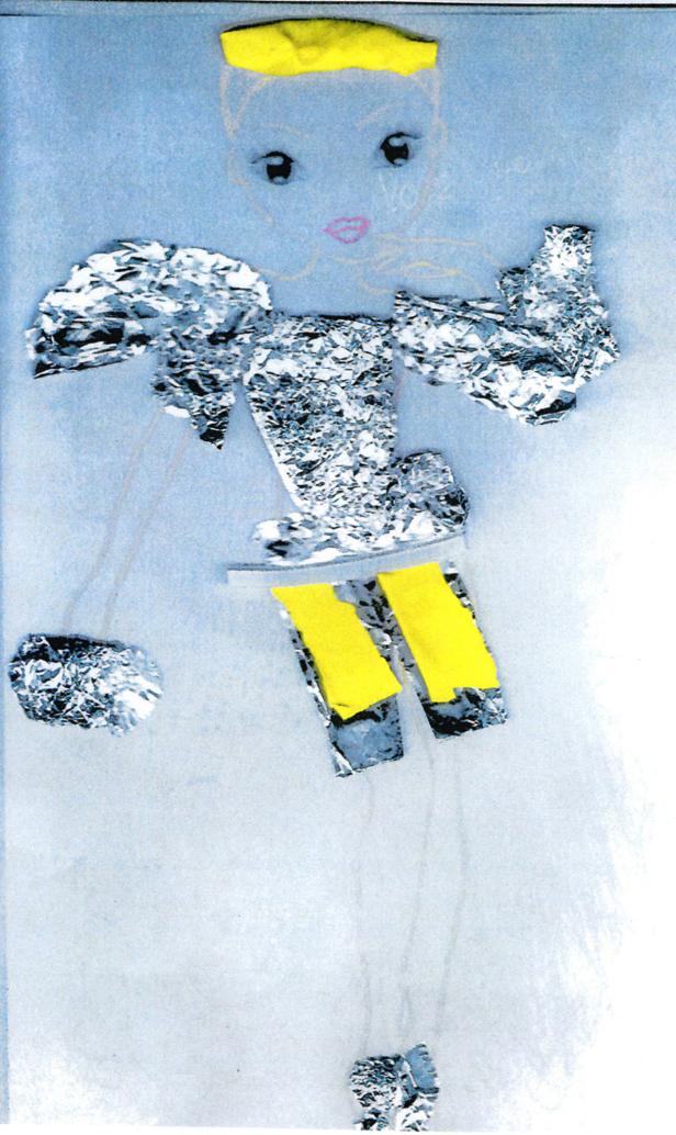 Eine Kinderzeichnung mit einer Figur aus Alufolie und gelbem Papier.