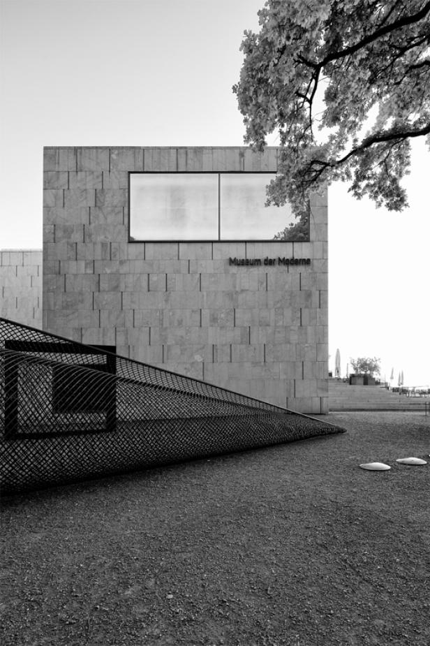 Das Museum der Moderne in Salzburg, aufgenommen in Schwarzweiß.