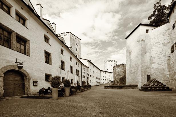 Ein Innenhof der Festung Hohensalzburg mit Blick auf die Burgmauern und Türme.