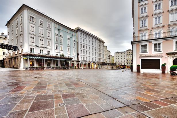 Ein regnerischer Tag auf dem Residenzplatz in Salzburg, Österreich.