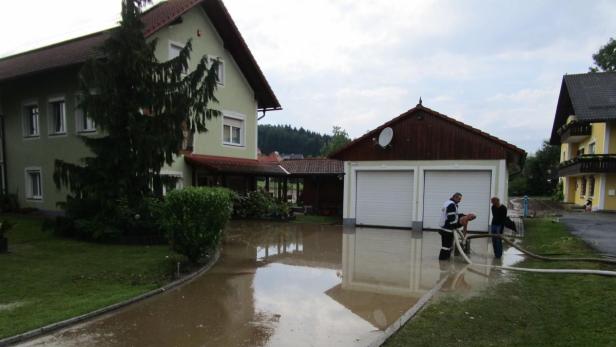 Unwetter: Überflutungen und Hagelschäden