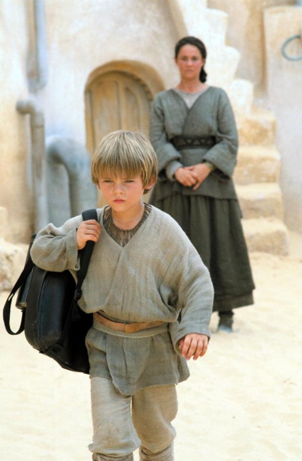 Ein junger Anakin Skywalker mit einem Rucksack vor seiner Mutter Shmi in „Star Wars: Episode I – Die dunkle Bedrohung“.