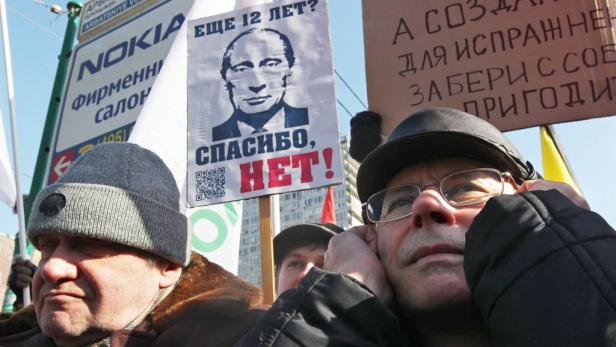 Menschen demonstrieren mit Plakaten gegen Putin, auf denen „Danke, nein!“ steht.